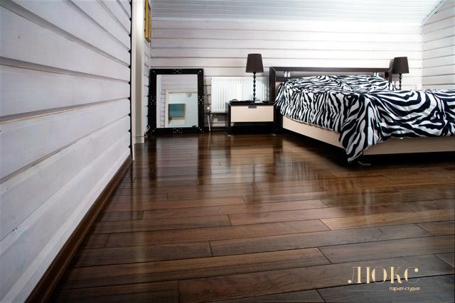 В чем достоинства массивной доски в паркет студии «Люкс» в Махачкале?